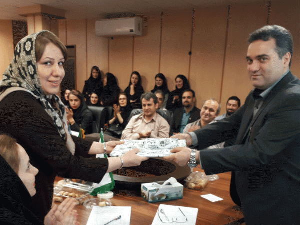 لحظه دریافت لوح تقدیر توسط خانم مهندس رستگار از آقای دکتر محمدی